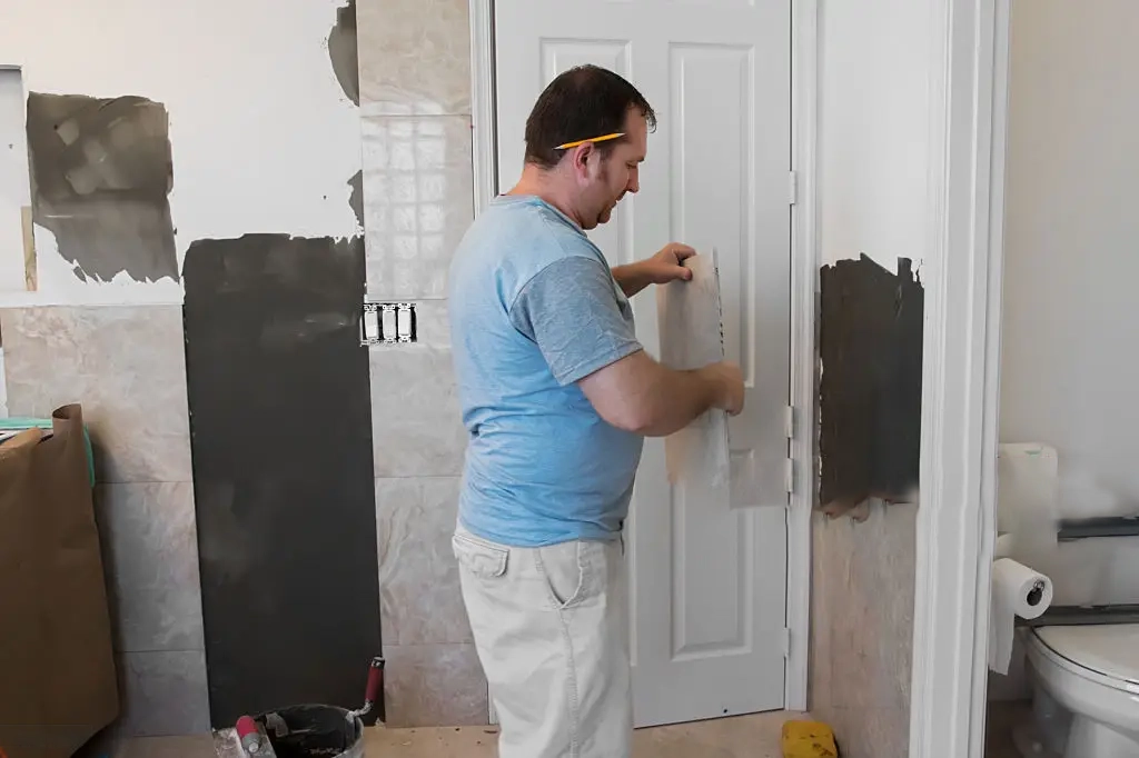 obrero realizando reforma de paredes