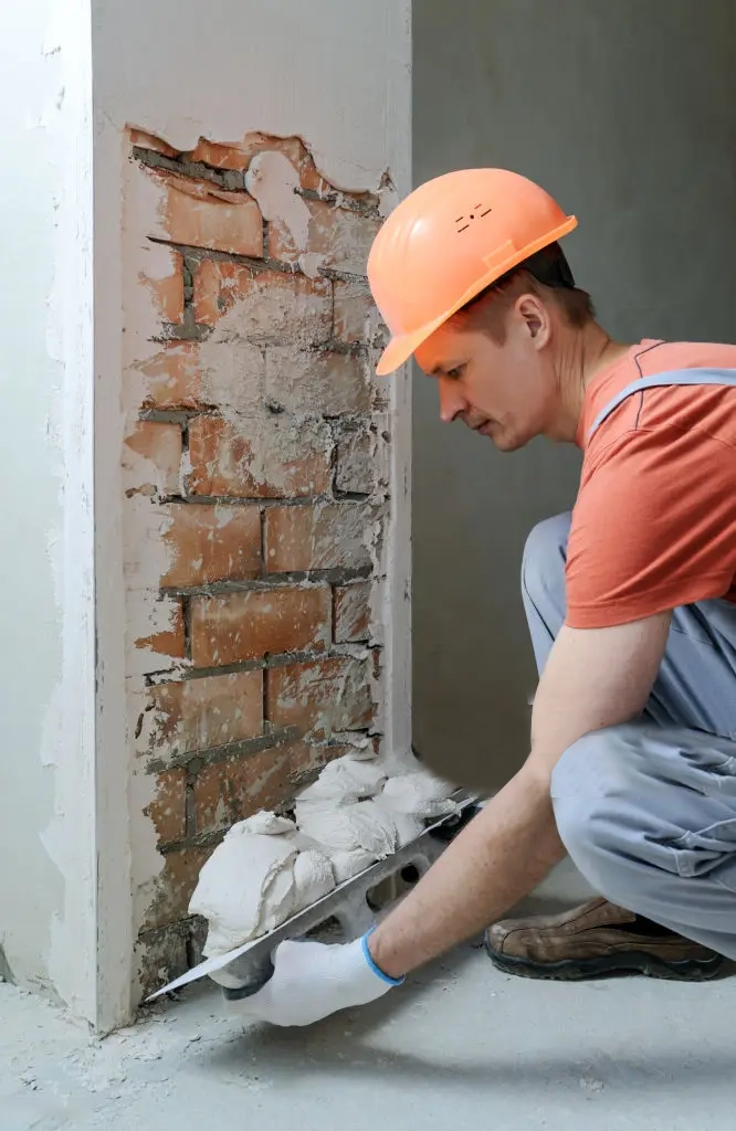 obrero trabajando una pared