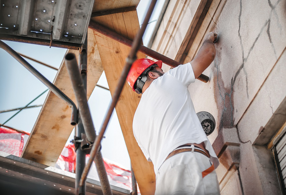 obrero reparando pared