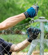 hombre instalador de cerca y vallado