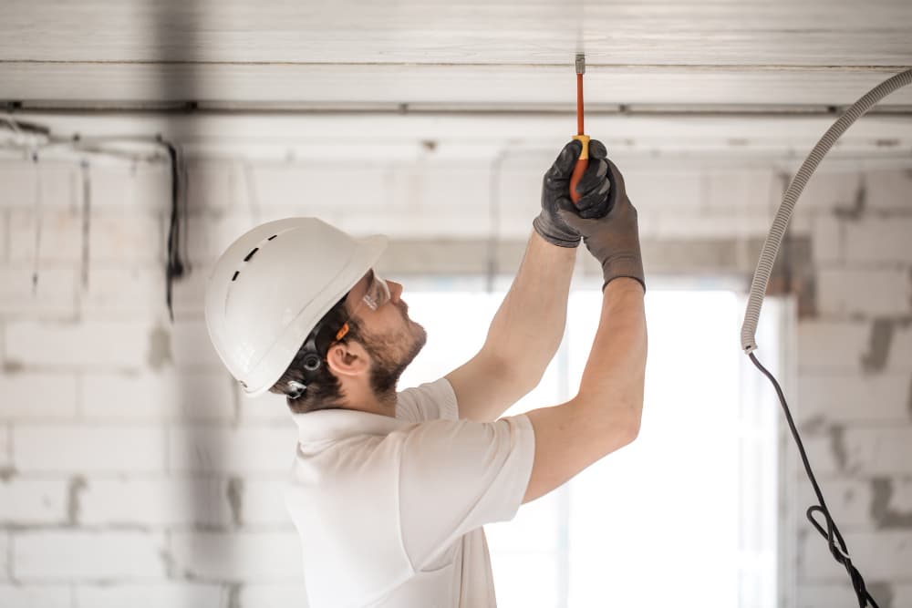 trabajador haciendo mantenimiento a la fachada del edificio