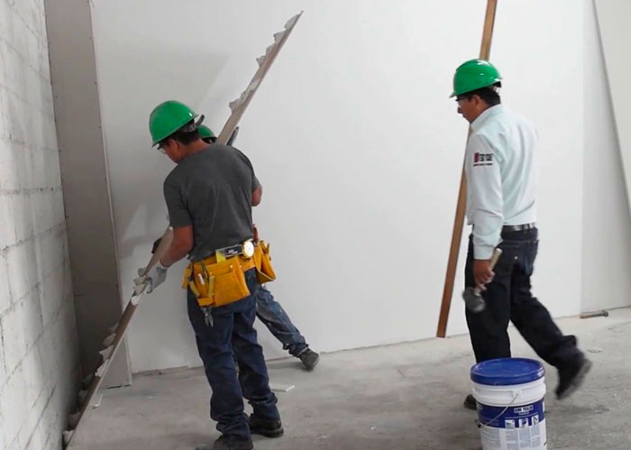 obreros realizando mantenimiento de edificaciones