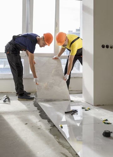 hombres instalando baldosas cerámica porcelanato en piso